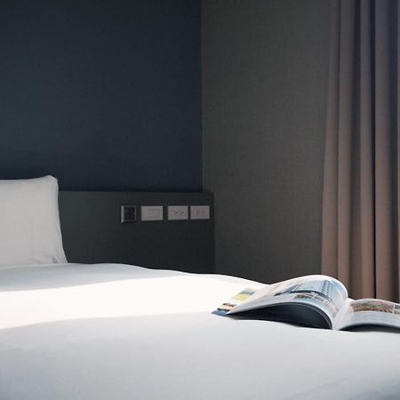 Hotel Leisure 台中輕行旅 Экстерьер фото